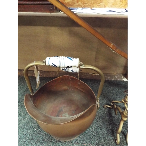 585 - A vintage copper coal scuttle with ceramic handles