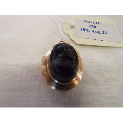 250 - An antique 9ct gold locket inset with hard stone agate