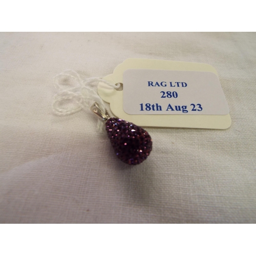 280 - A tear drop pendant having 925 silver mount