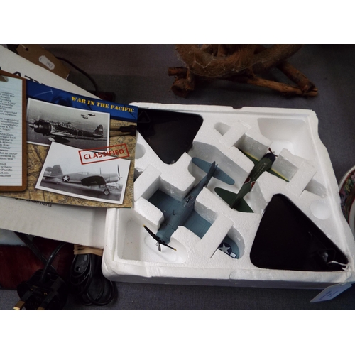 356 - A boxed Atlas Editions die-cast model aeroplane set a 'Vought F4U Corsair V v Mitsubishi A6M3 Zero'