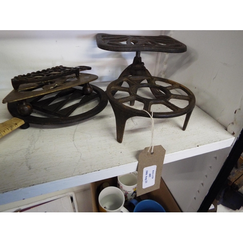 485 - A selection of vintage trivets