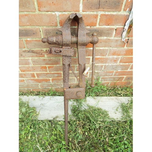537 - An early iron bench vice