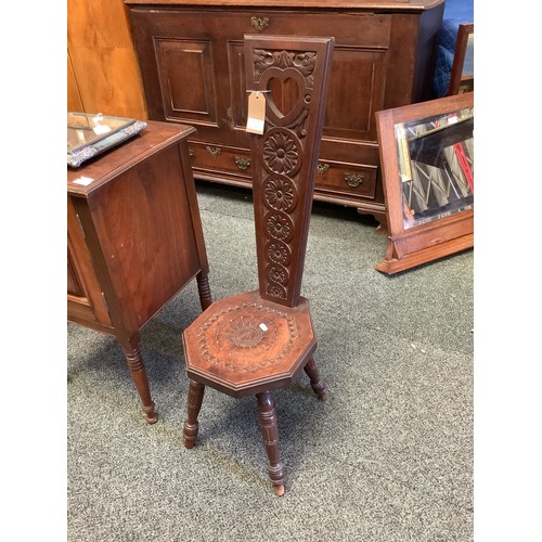 553 - A Welsh carved spinning chair