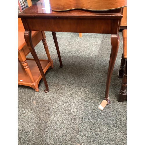 549 - A Walnut quarter veneered side table resting on cabriole legs