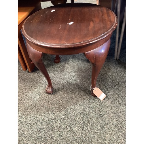 545 - A circular mahogany table resting on ball and claw supports