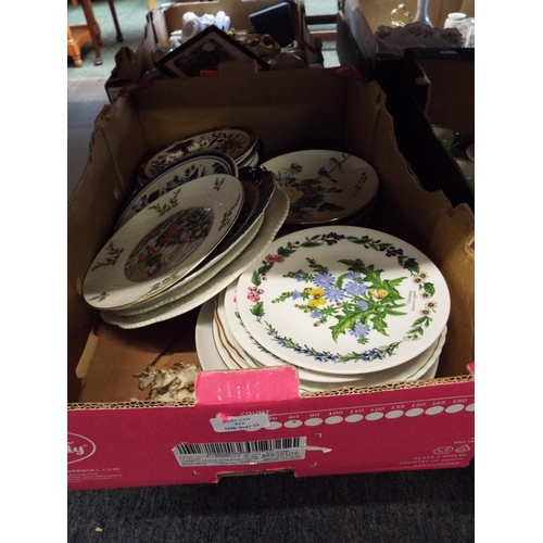 323 - A mixed selection of assorted collectors plates to include Royal Worcester, Royal Doulton etc