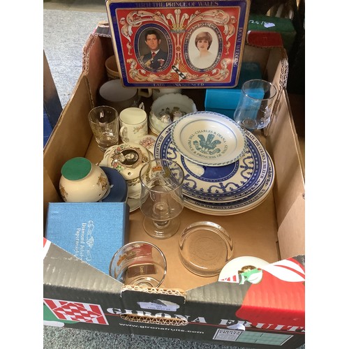 328 - A mixed selection of assorted commemorative china and glass to include plates, mugs, pin dishes etc