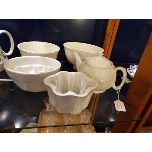 71 - A selection of vintage jelly/blancmange moulds and a Davenport tea-pot