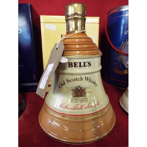 287 - A unopened boxed limited edition Bells Whisky decanter commemorating Christmas 2006