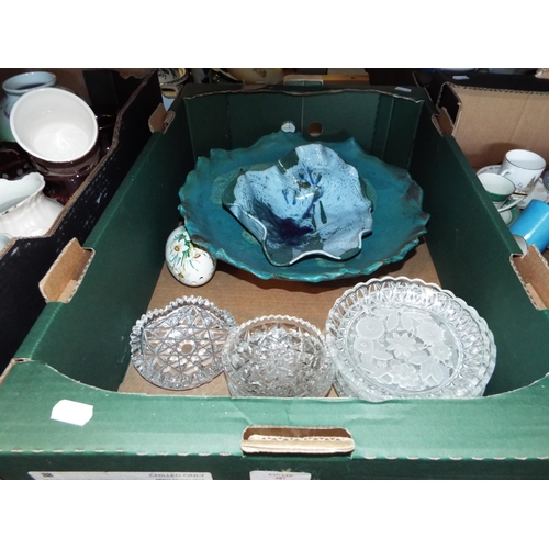 387 - A mixed selection to include studio pottery dishes and glass bowls