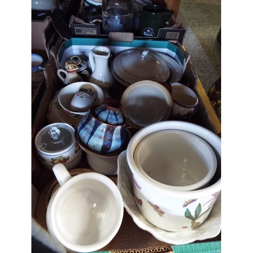 389 - A mixed selection of china to include Wedgwood leaf bowl