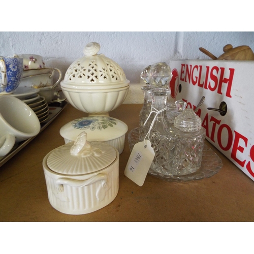 409 - A Leeds ware potpourri lidded dish together with another, a Wedgwood lidded pot and a glass cruet se... 