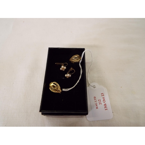 212 - Two pairs of 14ct gold earrings