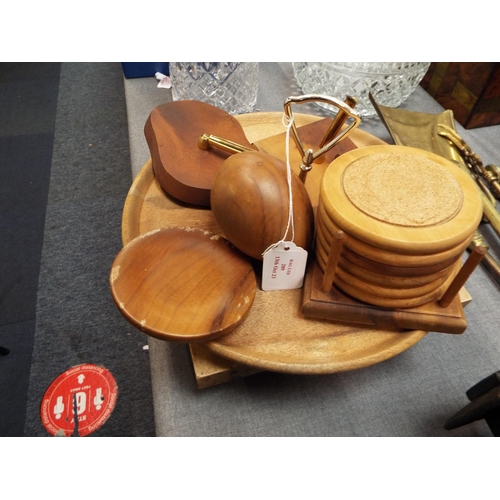 289 - A selection of Oregon Myrtle wood cake stand, place mats, egg, pen holders, chopping boards