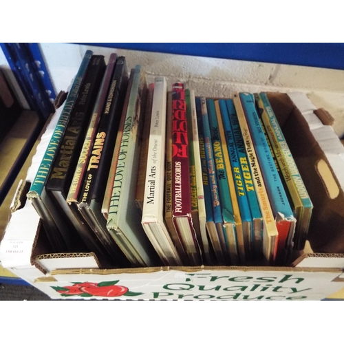 323 - A box of vintage annuals and books to include 'Tiger', 'Roy of the Rovers', 'Starsky and Hutch' etc