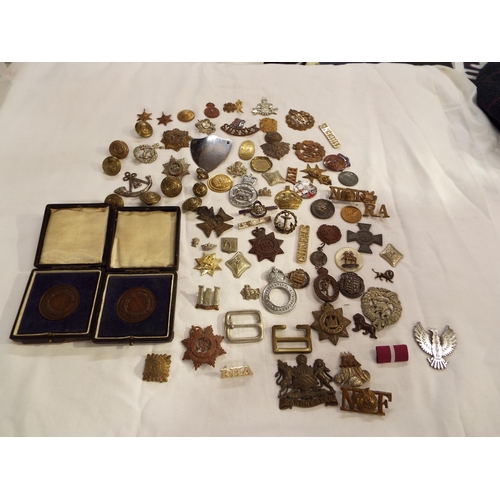 129 - A mixed selection of military buttons, badges, medals etc (some A/F) to include Dental Mechanics Sus... 