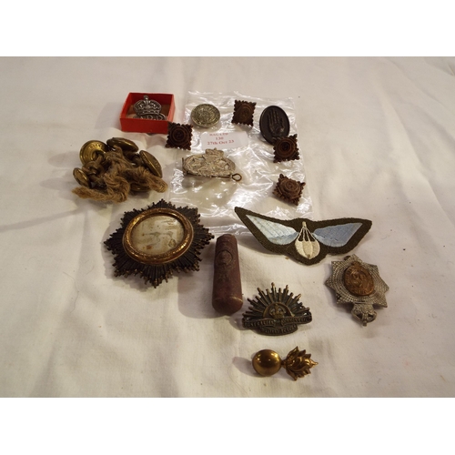 130 - A mixed selection of military buttons and badges