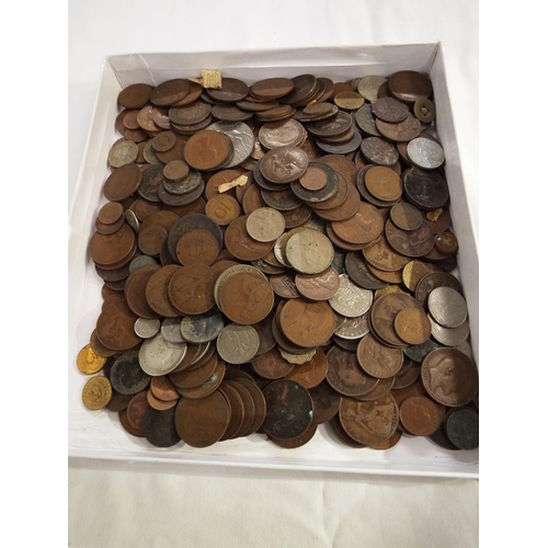 140 - A mixed selection of assorted coinage to include one penny, one shilling, duetsche mark, 2 annas etc