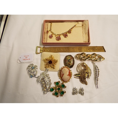 352 - A mixed selection of vintage costume jewellery brooches to include cameo example, paste set together... 