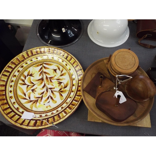 409 - A selection of Oregon Myrtle wood cake stand, place mats, egg, pen holders, chopping boards together... 