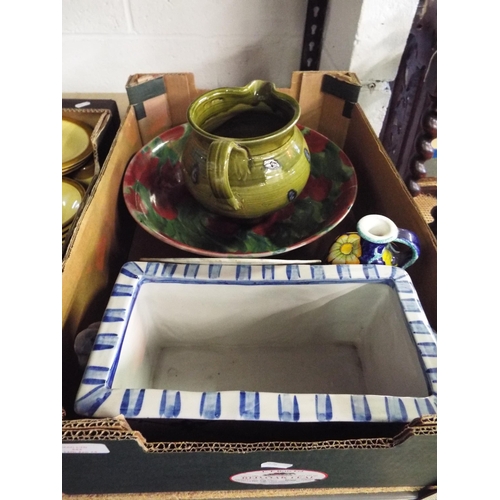 443 - A mixed selection of china to include Dart pottery fruit bowl, blue and white planter, green jug