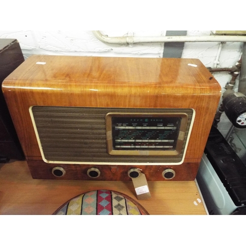 574 - A vintage Ecko radio