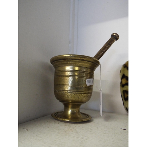 408 - An 18thC bronze pestle and mortar with an anvil base