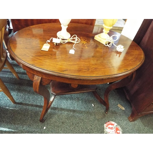 565 - A Georgian rosewood and inlaid strung two-tiered oval side table resting on shaped supports