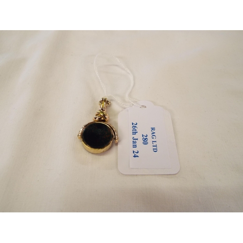 280 - A Georgian spinning fob pendant inset with agate stone