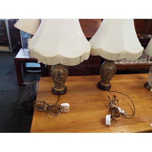 559 - A pair of good quality table lamps with floral decoration