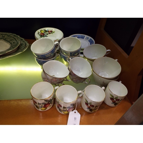 116 - A mixed selection of cups and saucers to include Woods & Son, Royal Grafton etc