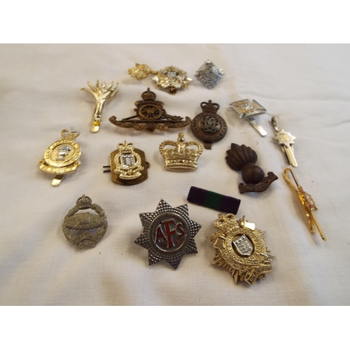 142 - A selection of assorted cap badges