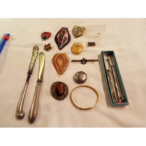 233 - A mixed selection of assorted costume jewellery brooches, pendants, rolled gold bangle and two silve... 