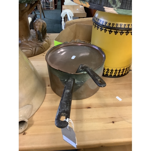 511 - A Victorian copper saucepan with lid