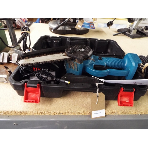 451 - A 21 volt battery mini chainsaw in box