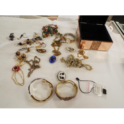 182 - A mixed selection of assorted costume jewellery to include silver gilt necklaces, shell necklace, en... 