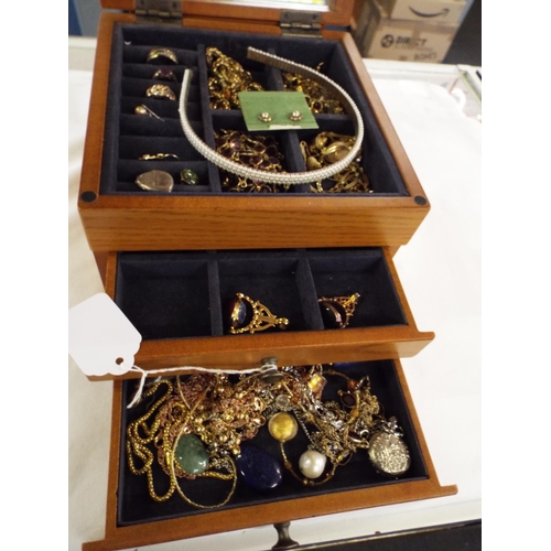 183 - A mixed selection of assorted silver gilt jewellery to include necklaces, earrings, rings etc