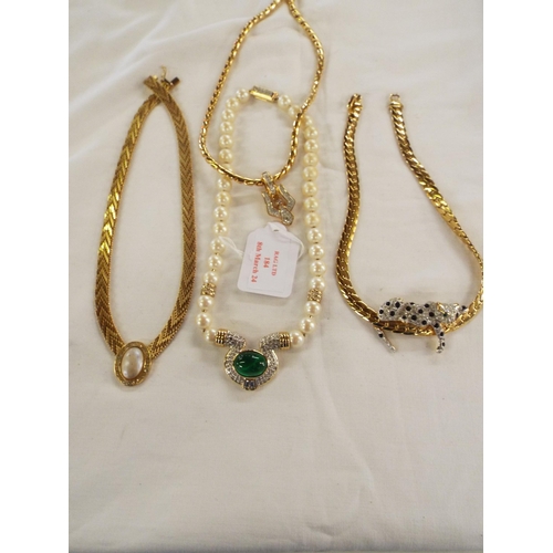 184 - A mixed selection of vintage costume jewellery necklaces to include a Nina Ricci example