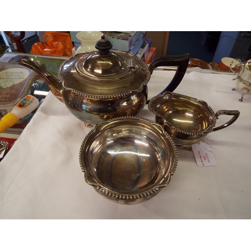 205 - A Sheffield 1927 silver tea-pot and cream jug and a 1928 silver sugar bowl 40 ozs