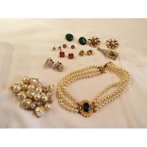 209 - A mixed selection of assorted costume jewellery to include a vintage pearl and paste chocker, a pair... 