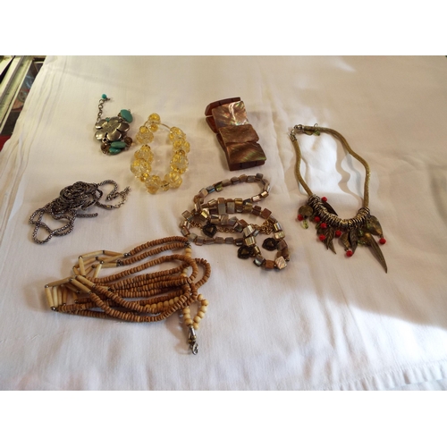 214 - A mixed selection of vintage costume jewellery to include necklaces and bracelet