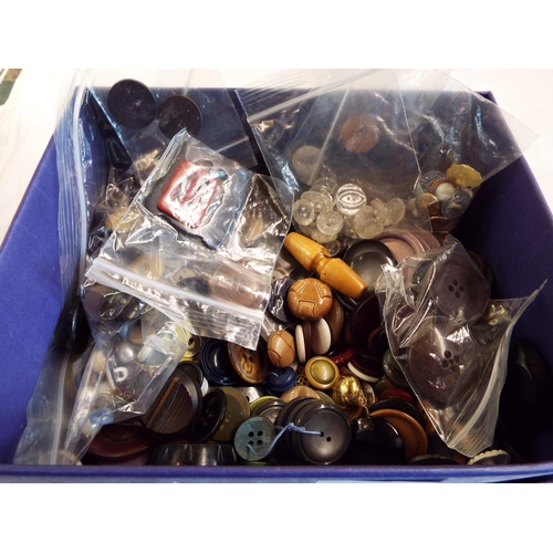 218 - A mixed selection of assorted vintage buttons