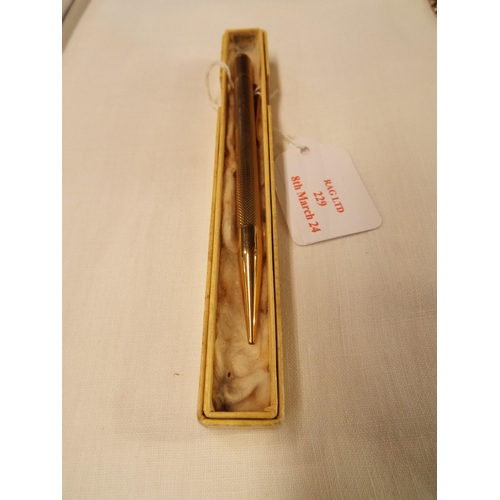 229 - A 9ct gold propelling pencil with box