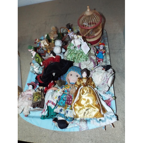 385 - A mixed selection of dolls and animals