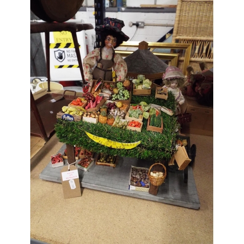 479 - A vintage model of a market greengrocers stall (largest doll 40 cm)