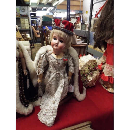 499 - A vintage 17” Armand Marseille 390 A 2 M German bisque head doll in Royal clothing (not original cos... 