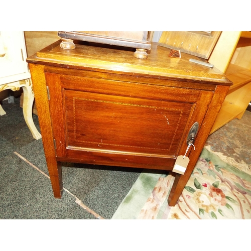 512 - A mahogany pot cupboard