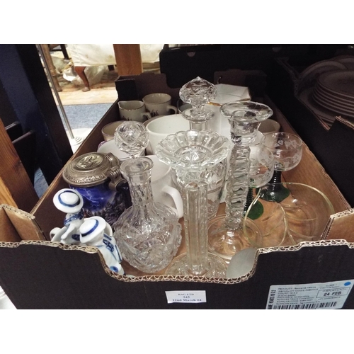 343 - A mixed selection of assorted mugs to include commemorative examples