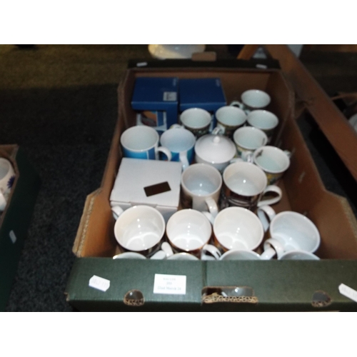 353 - A mixed selection of assorted collectable mugs
