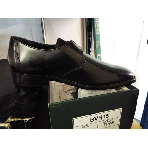 400 - A pair of Samuel Windsor handmade Prestige Collection black leather brogues size 10 1/2